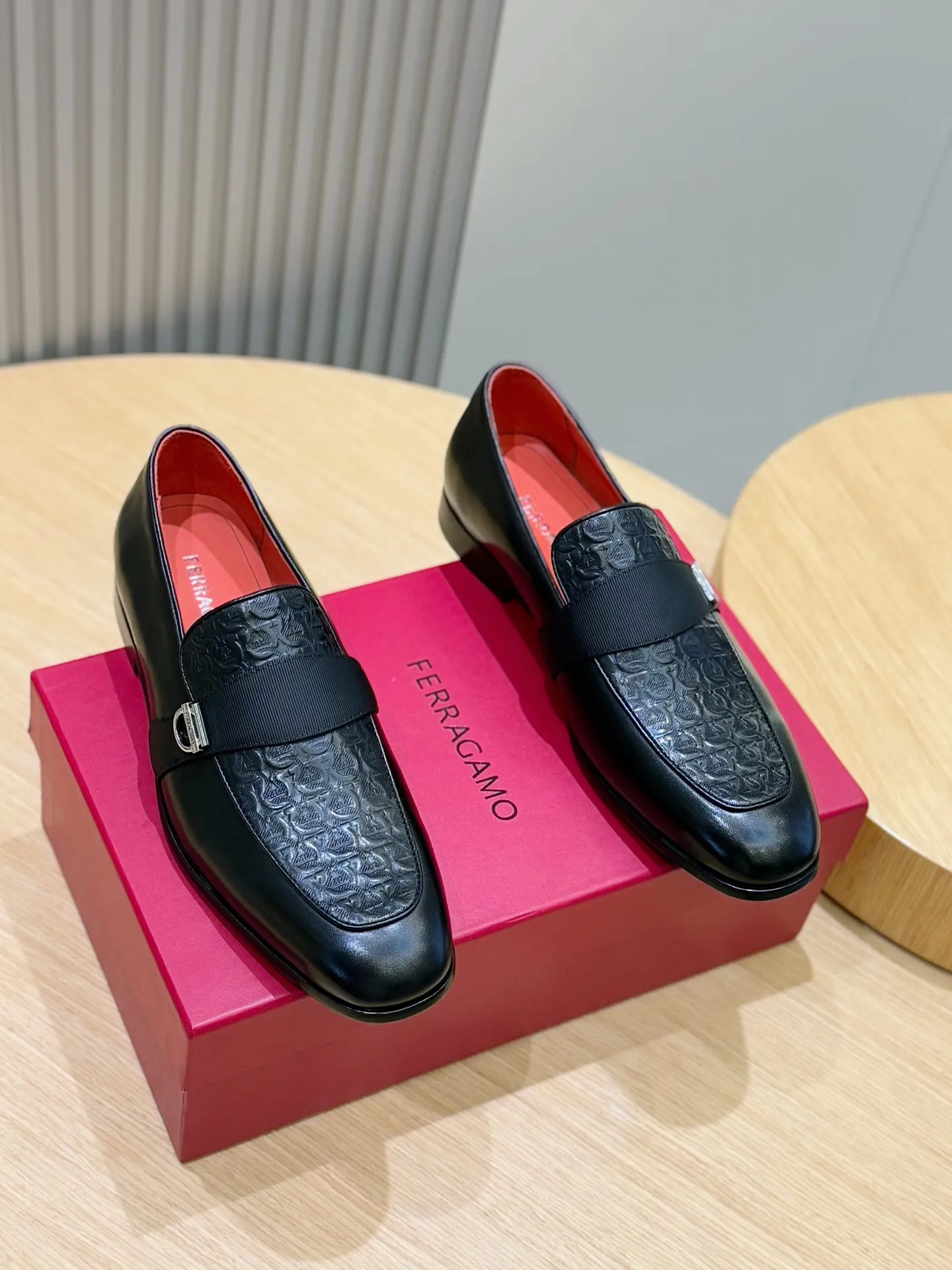 [Ferragam] Top P: 960💰 Size: 39-44 (38. 45.46 can be customized) Ferragamo Gancini buckle moccasins. These men's loafers are exquisite and gorgeous, with shiny patent leather uppers that highlight urban style. The almond-shaped toe adds a stylish touch, with three-dimensional stitching around the upper and contrasting tubular piping for a unique silhouette. The shoes are exquisitely crafted, with grosgrain ribbons and metallic Gancio buckles adding a classic touch, complementing the contrasting red accents. Finished with a slim leather sole. Imported cowhide upper + cowhide lining + genuine leather outsole.